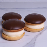 Small Kok with Cream Dipped in Chocolate - Coctail Sweets - WILTON PATISSERIE